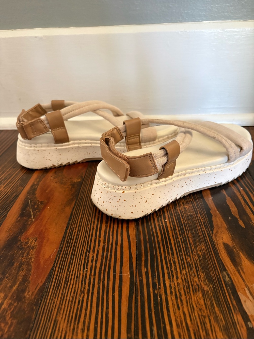 dearfoams Neutral Beige Crossband Platform Sandals - Picture 4 of 4